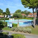 Cozy Retreat With Garden And Pool Apartmán *