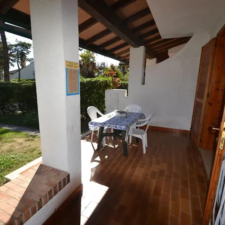Cozy Retreat With Garden And Pool Apartmán *
